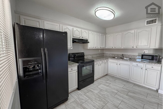Building Photo - 3Bed/2Bath Townhouse at 47th Ave/Maryland Ave! Ready for Immediate Move-In! – FENCED-IN YARD!