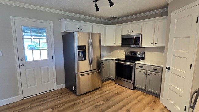 Building Photo - Beautiful home just minutes to Medina Middle School with Lawn care included