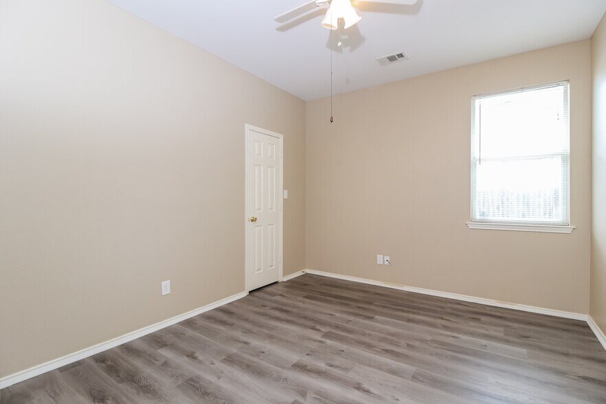 Building Photo - 2321 Wildwood Ln