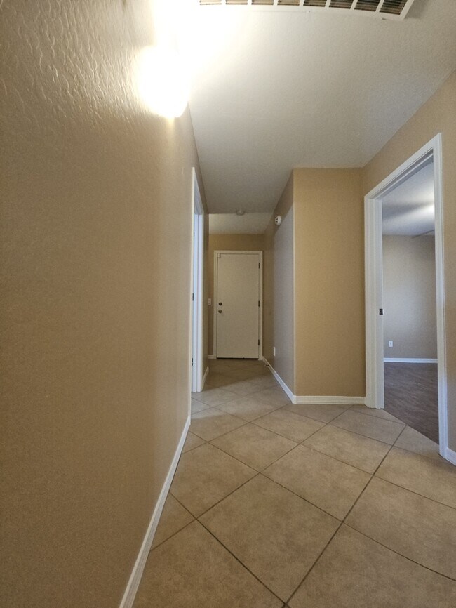 Building Photo - 998 W Desert Sky Dr