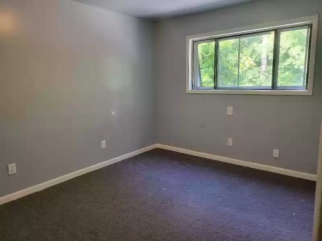 Building Photo - 10025 Nadina Dr SE