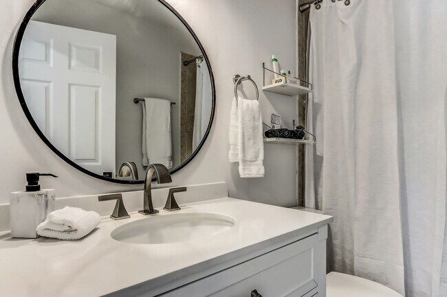 Building Photo - 156 Meadow Ave