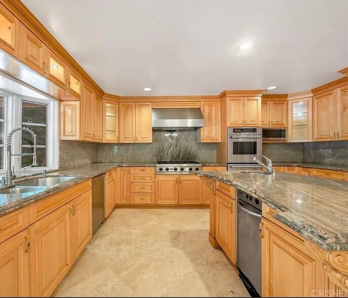 Building Photo - 16545 Park Lane Cir