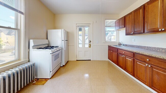 Building Photo - 539 Mt Auburn St