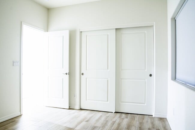 Building Photo - Beautiful Contemporary home with panoramic views! Community pool and club house use included.