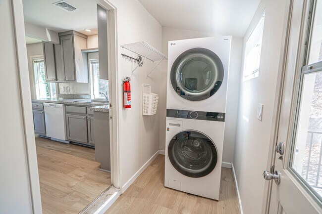 Building Photo - COMING SOON! 2 Bedroom Single Story in San...