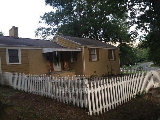 Building Photo - 2200 Thurmond Pl