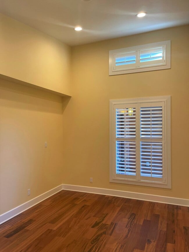 Building Photo - Serene, Executive 5 Bedroom 3 Bath Home with Private Front yard and Backyard - Palo Alto