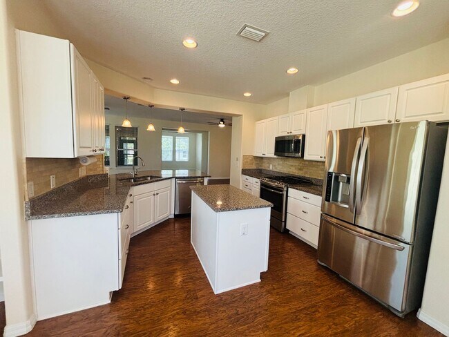 Building Photo - Beautiful movie in ready, large 2/2 in Ocala Preserve - All ages