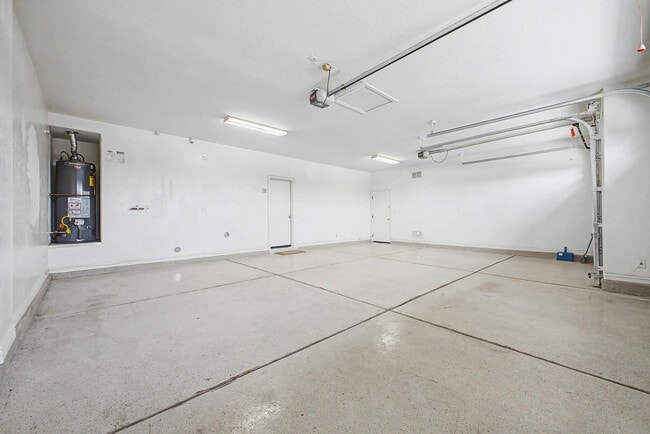 Building Photo - 8425 W Northview Ave