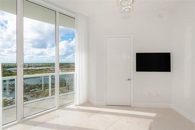 Building Photo - 16001 Collins Ave