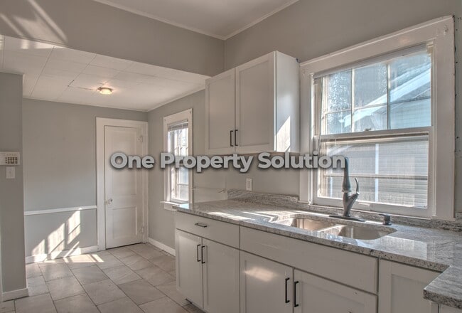 Building Photo - 407 Kenwood St