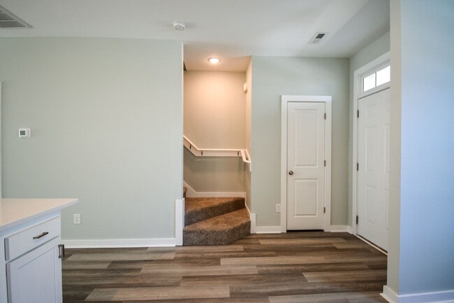 Building Photo - BEAUTIFUL! 2 Bedroom with Flex Space Townh...