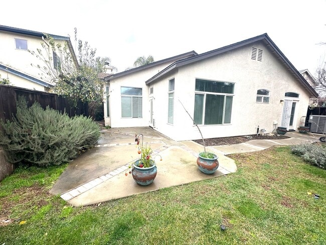 Building Photo - Beautiful charming single story home