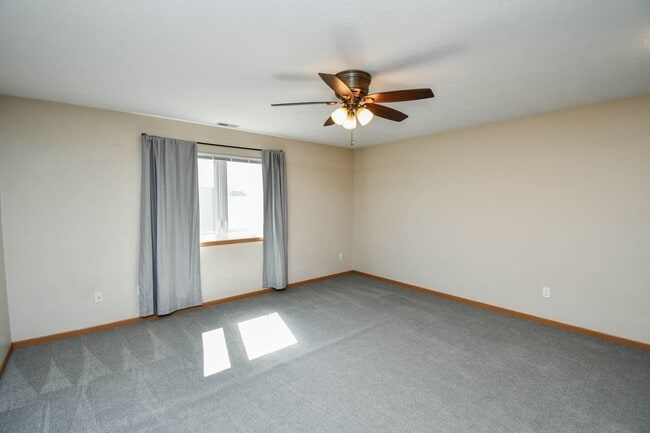 Building Photo - Comfortable 3-Bedroom Condo in Brandon – Available Now!