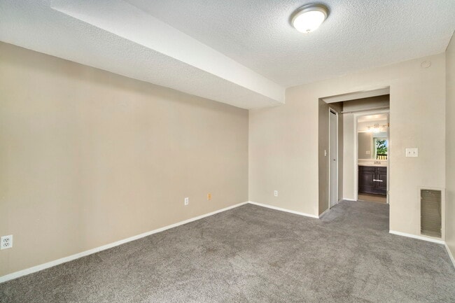 Building Photo - 9662 NW Brentwood Way