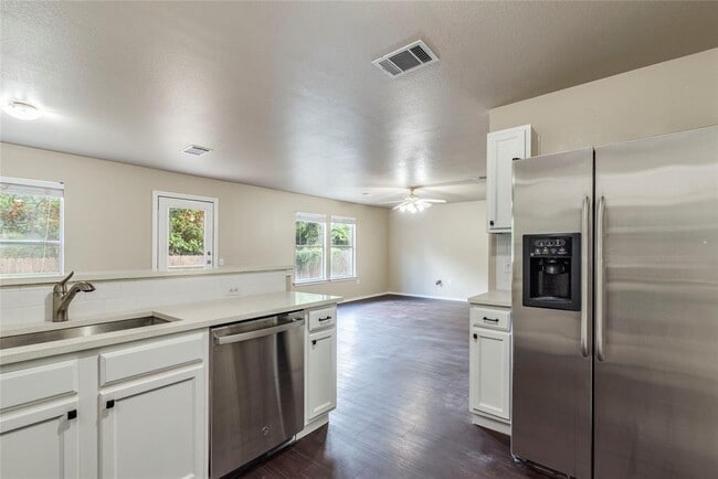 Building Photo - 8712 Dittmar Oaks Dr