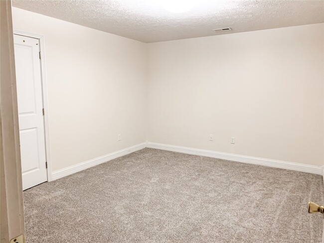 Building Photo - 545 Genrose Dr