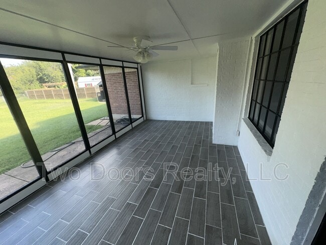 Building Photo - 5208 Mackleman Dr