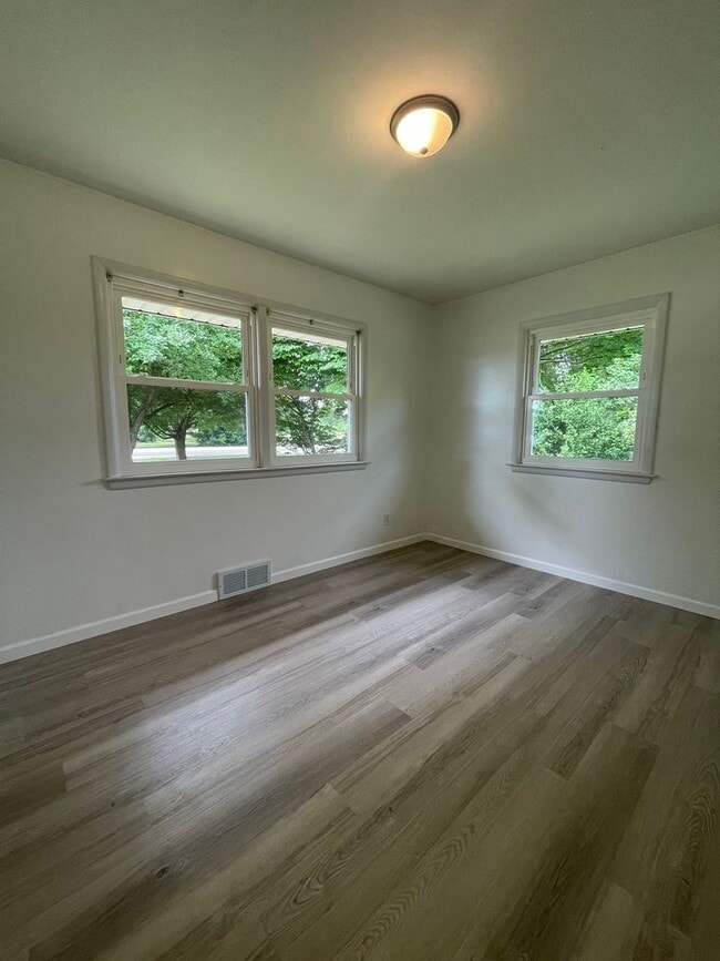Building Photo - Three Bedroom Home in Richland