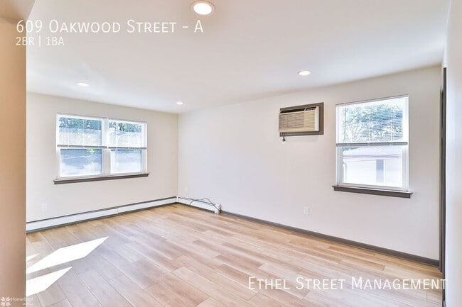 Building Photo - 609 Oakwood St