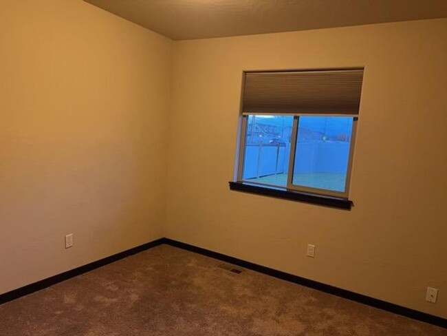 Building Photo - Beautiful single-story 3 bedroom 2 bath  h...