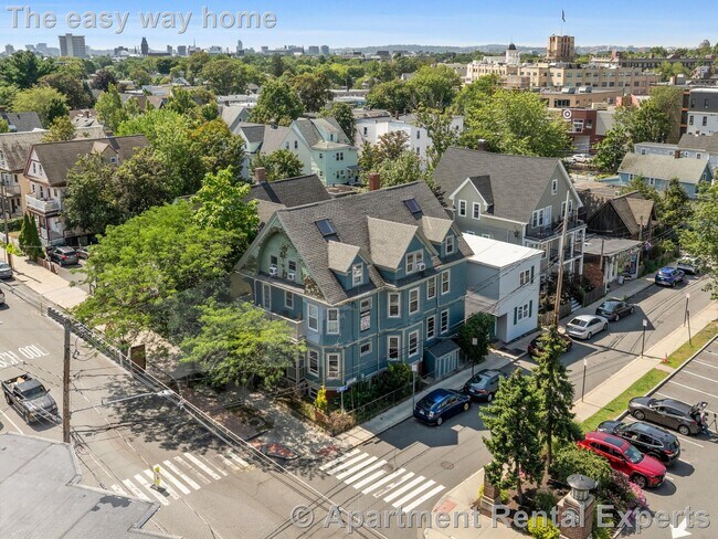 Building Photo - 98 Elm St