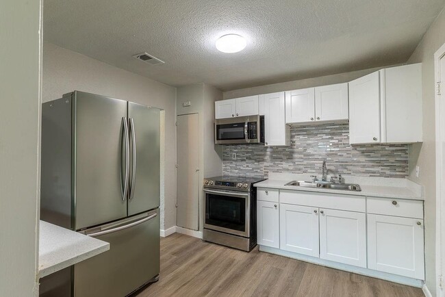 Building Photo - 6633 Racine Dr