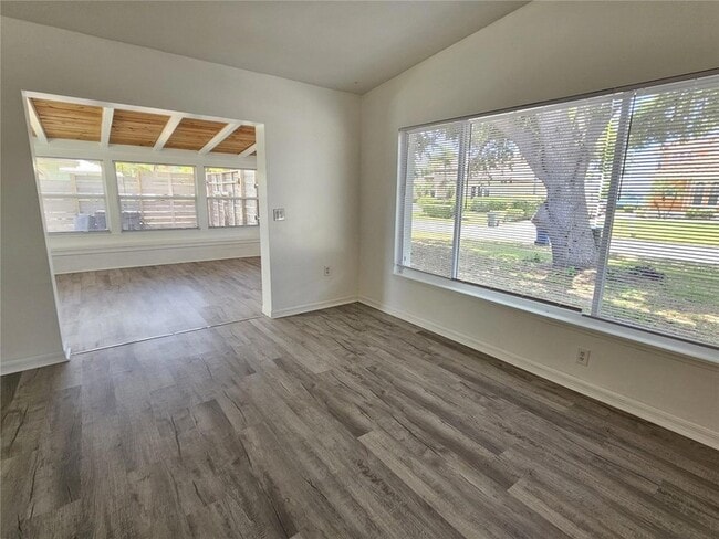 Building Photo - 341 Bayshore Dr