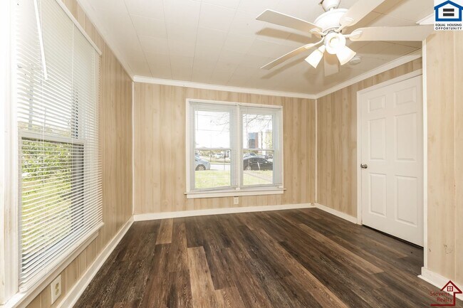 Building Photo - 1002 33rd Ave N