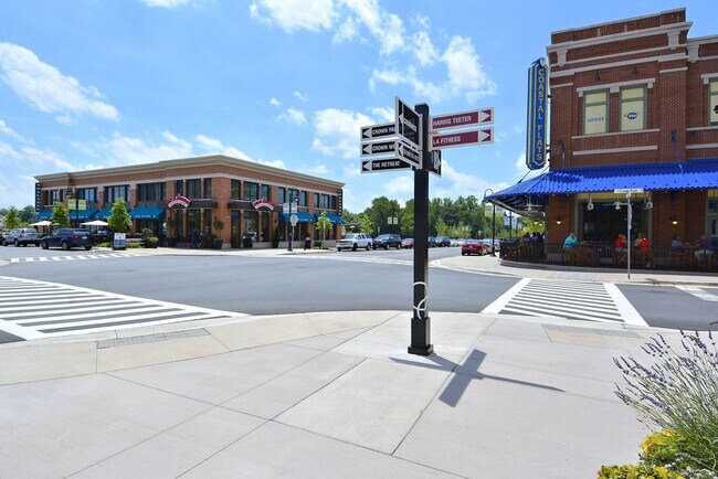 Building Photo - Top-Floor 3BD/3BA seconds to Downtown Crown!