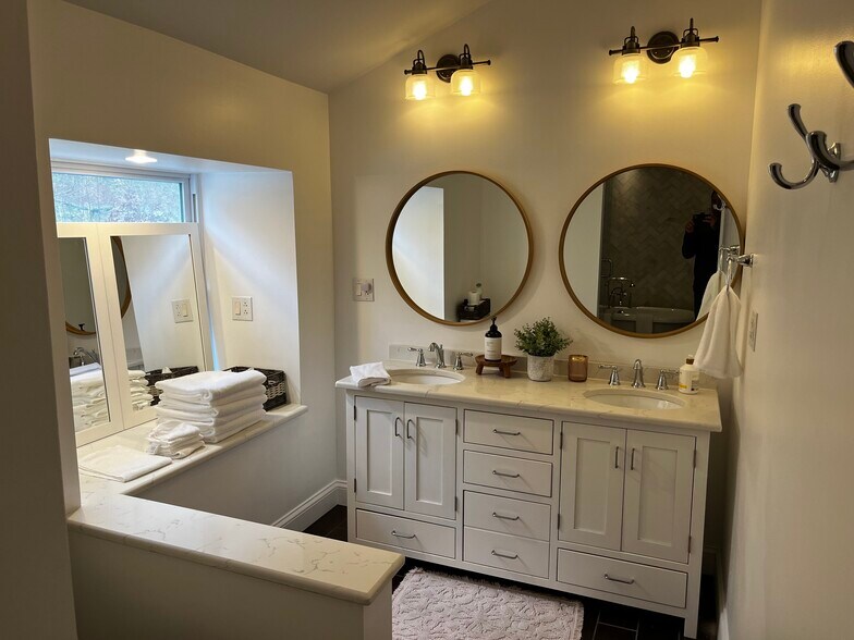 Building Photo - 1838 Oakridge Dr