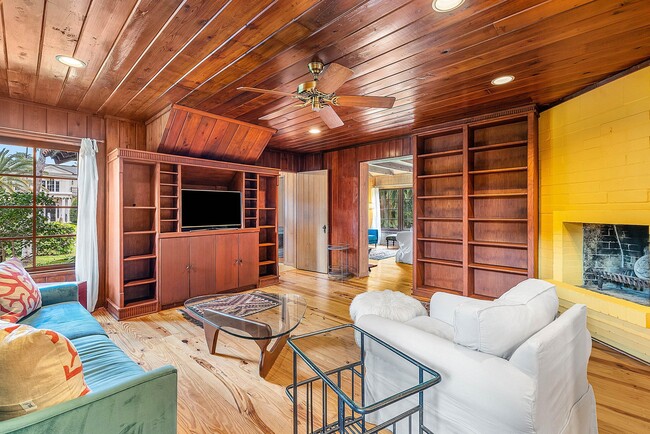 Building Photo - 334 Palm Trail