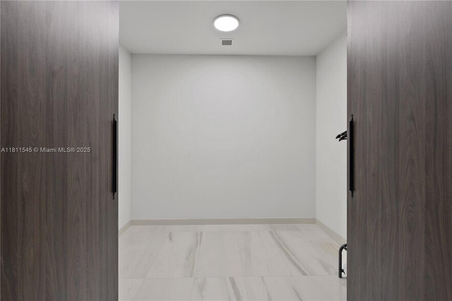 Building Photo - 300 Biscayne Boulevard Way