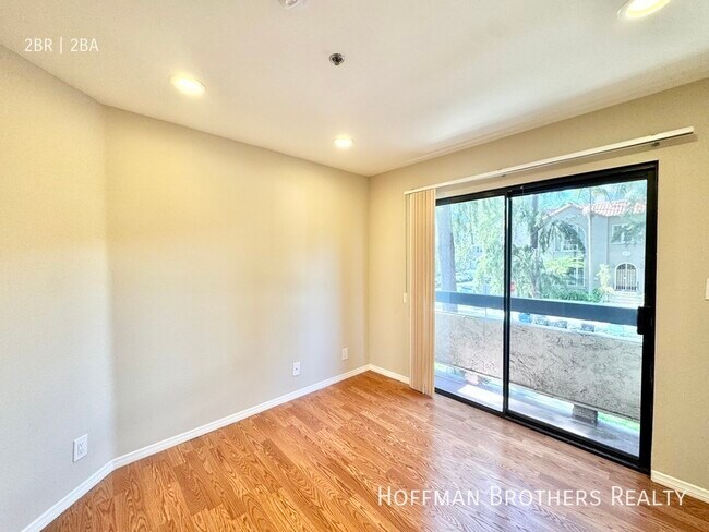 Building Photo - 104 N Clark Dr