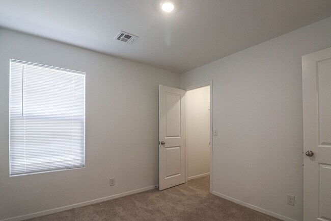 Building Photo - 3202 S 15th Pl