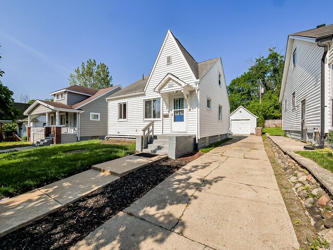 Building Photo - Charming 3 Bedroom Home Available in Quiet Pontiac Neighborhood
