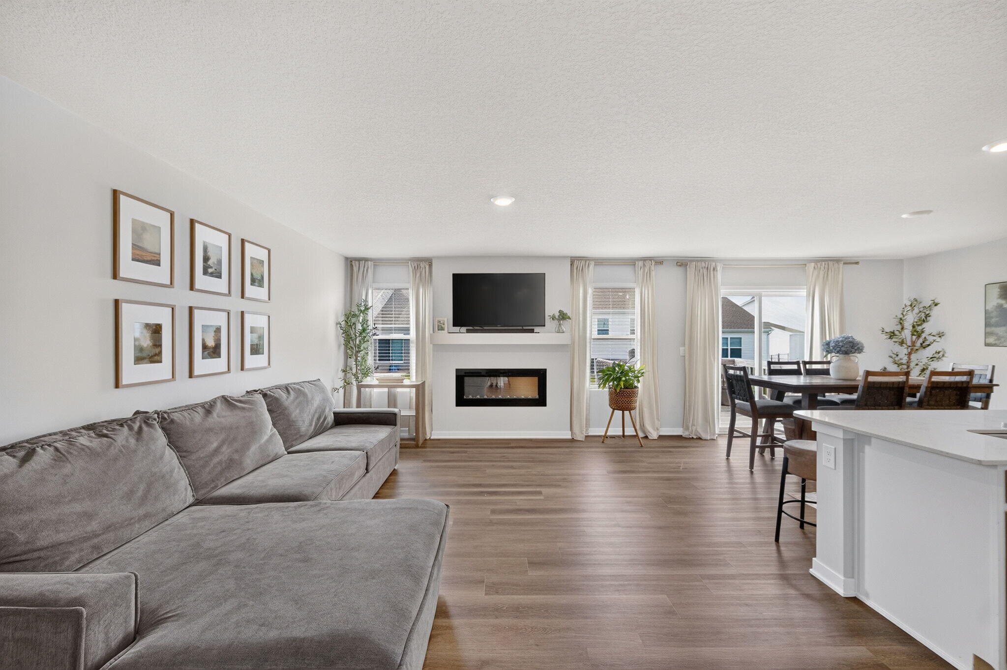 living space opens up to dining and kitchen - 1080 Bel Aire Ct