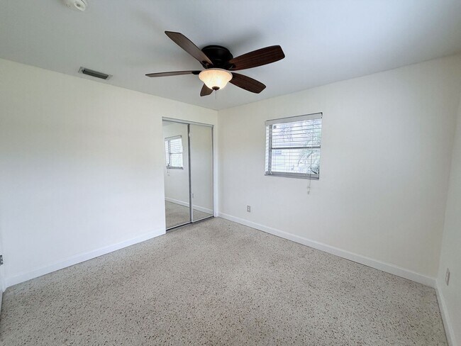 Building Photo - 3/2/1 car garage in S. Ft. Myers Off Cypress Lake!