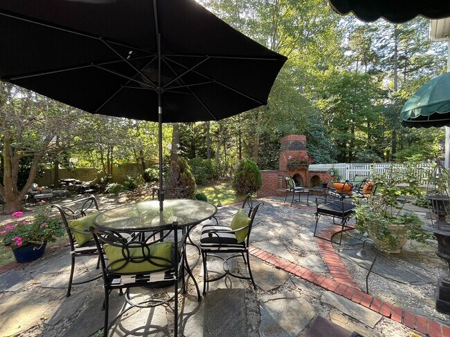 Building Photo - Incredible 5BD, 4.5BA House in Downtown Ra...