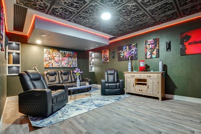 Building Photo - Fully Furnished 2BR/2BA Sarasota Home – Move-In Ready with Entertainment Room Near Siesta Key!