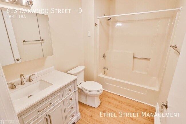 Building Photo - 613 Oakwood St