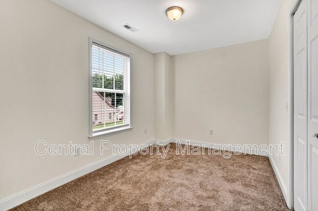 Building Photo - 121 Crown Ct