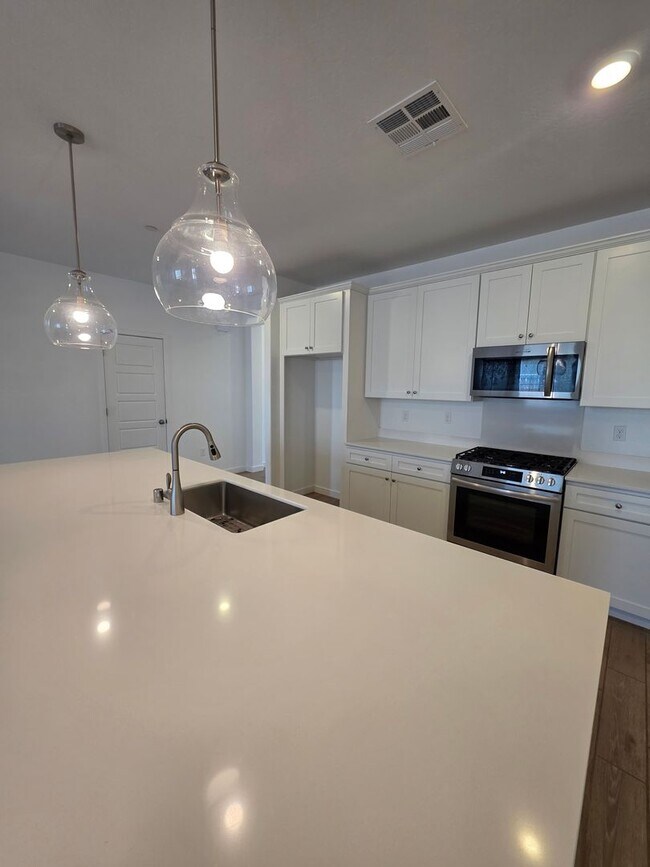 Building Photo - 3 bedroom 2 bathroom home with Solar and y...