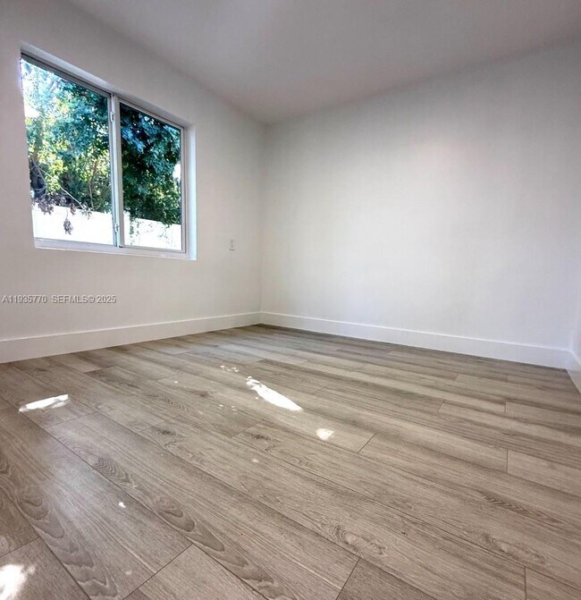 Building Photo - 716 NE 7th St