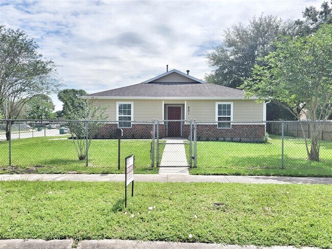 Primary Photo - 601 Alvin St