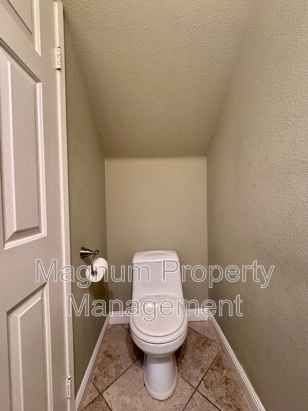 Building Photo - 30997 Oakhill Dr