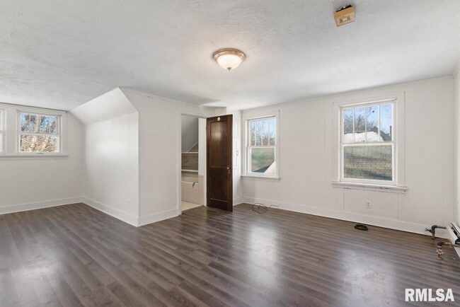 Building Photo - 1816 W Callender Ave