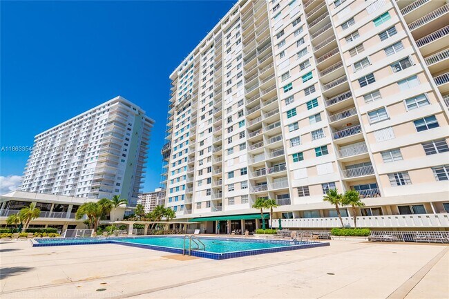 Building Photo - 500 Bayview Dr