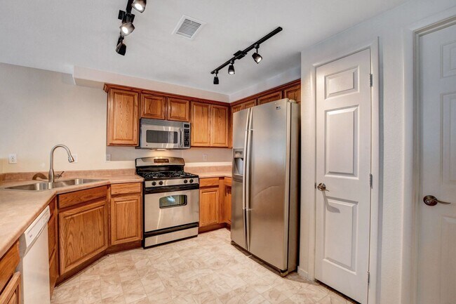 Building Photo - FIRST FLOOR CONDO IN GATED COMMUNITY W/ SINGLE CAR GARAGE